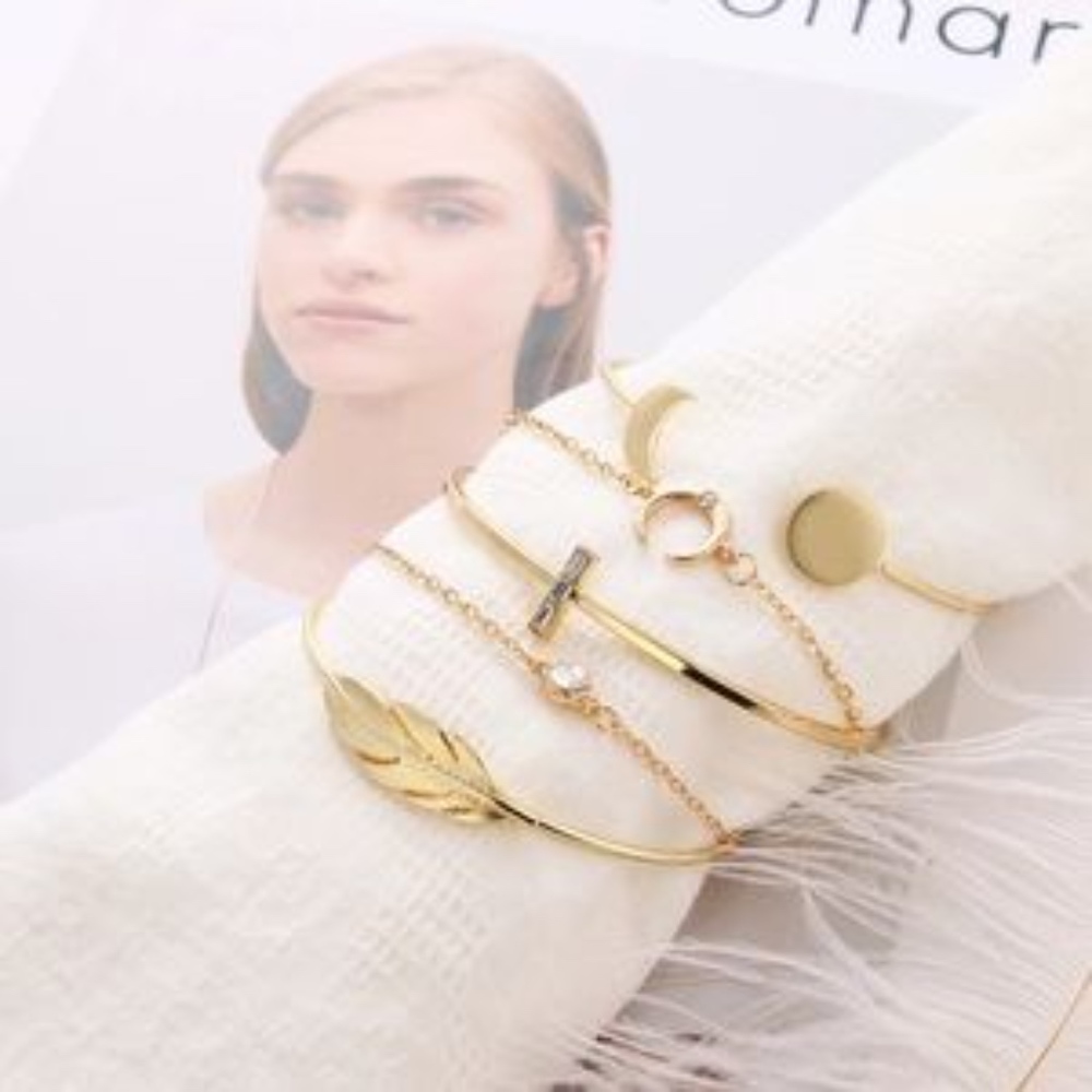 ⭐️Beautiful Gold Bracelet Set⭐️